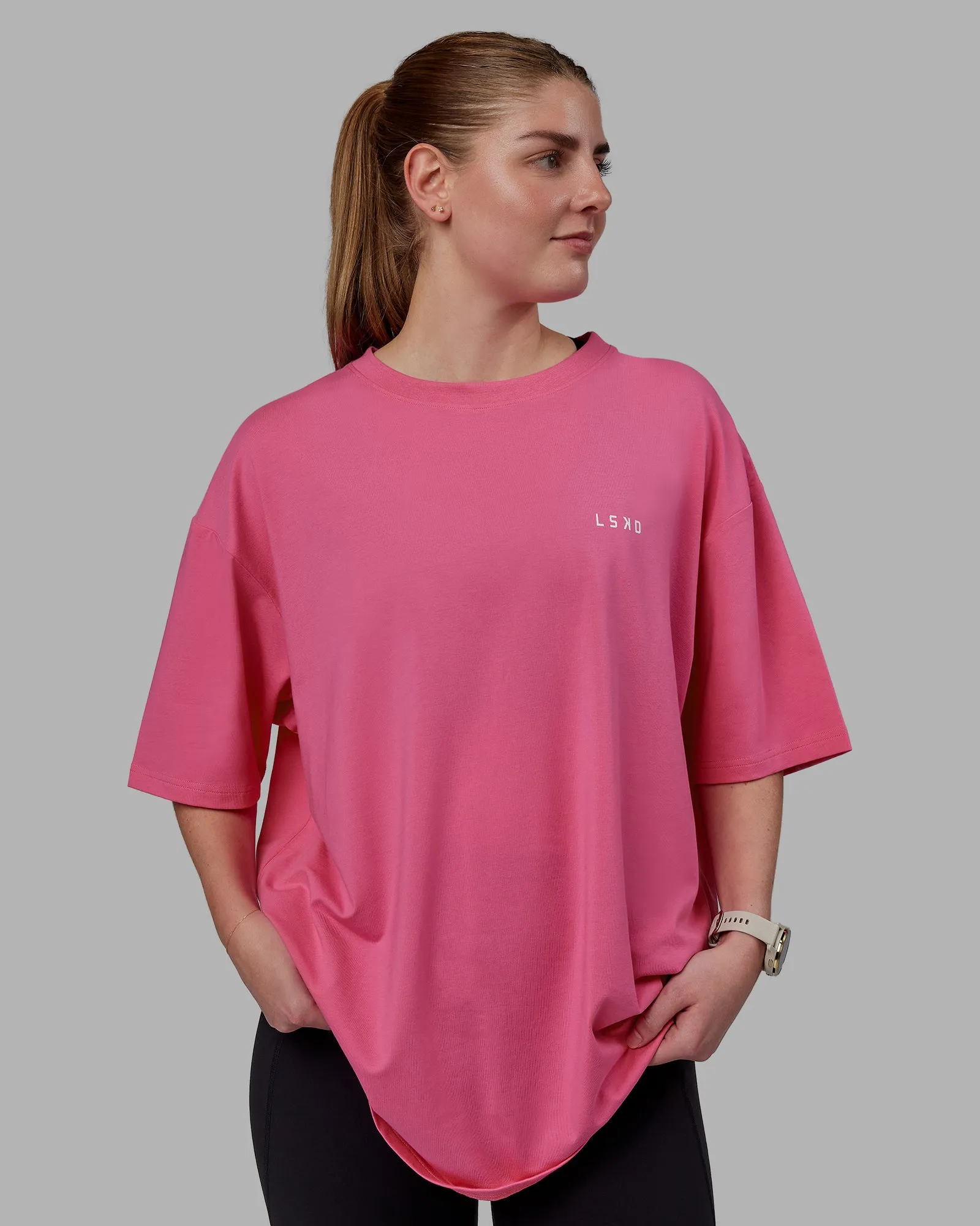 Unisex Lift-Up FLXCotton Tee Oversize - Carmine Rose-White