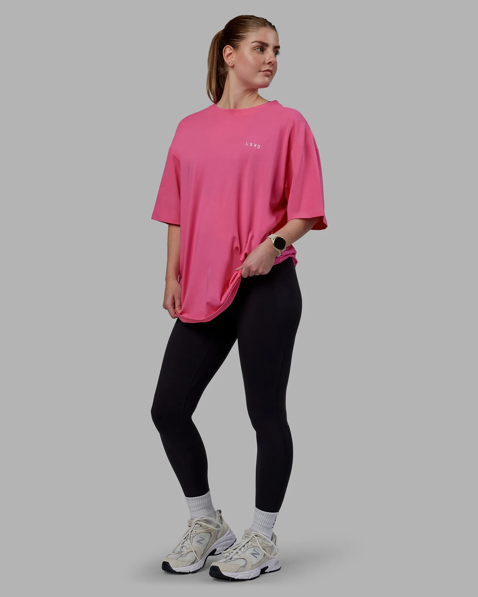 Unisex Lift-Up FLXCotton Tee Oversize - Carmine Rose-White